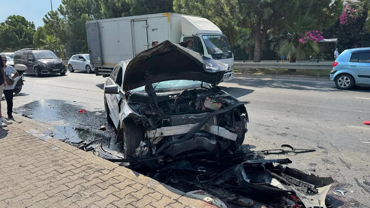 Alanya’da otomobil yolcu almak isteyen taksiye çarptı: 4 yaralı