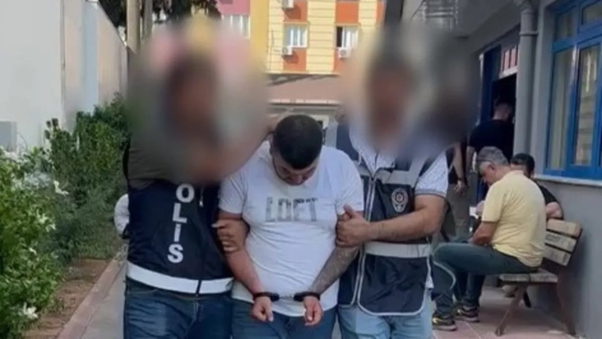 Polis merkezi önünde eşini öldürmek isterken yakalandı