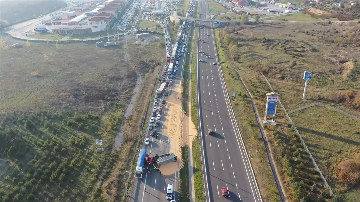 Bolu Otoyolu’nda Tır Devrildi