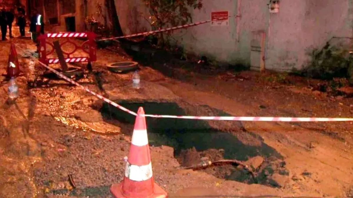 İstanbul’da yol çöktü, 2 daireyi su bastı: Vatandaş İSKİ’ye tepki gösterdi