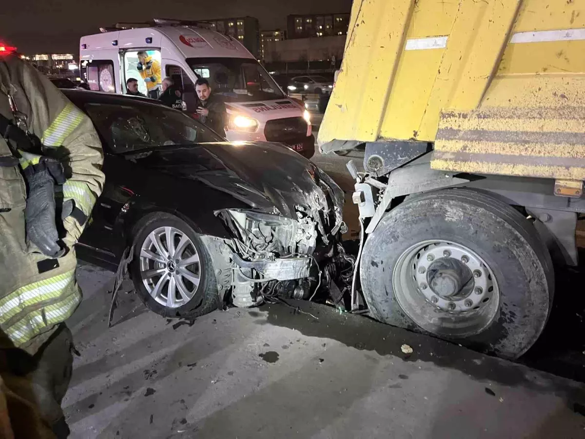 Zeytinburnu’nda Polis Aracına Çarpan Otomobil Kazası