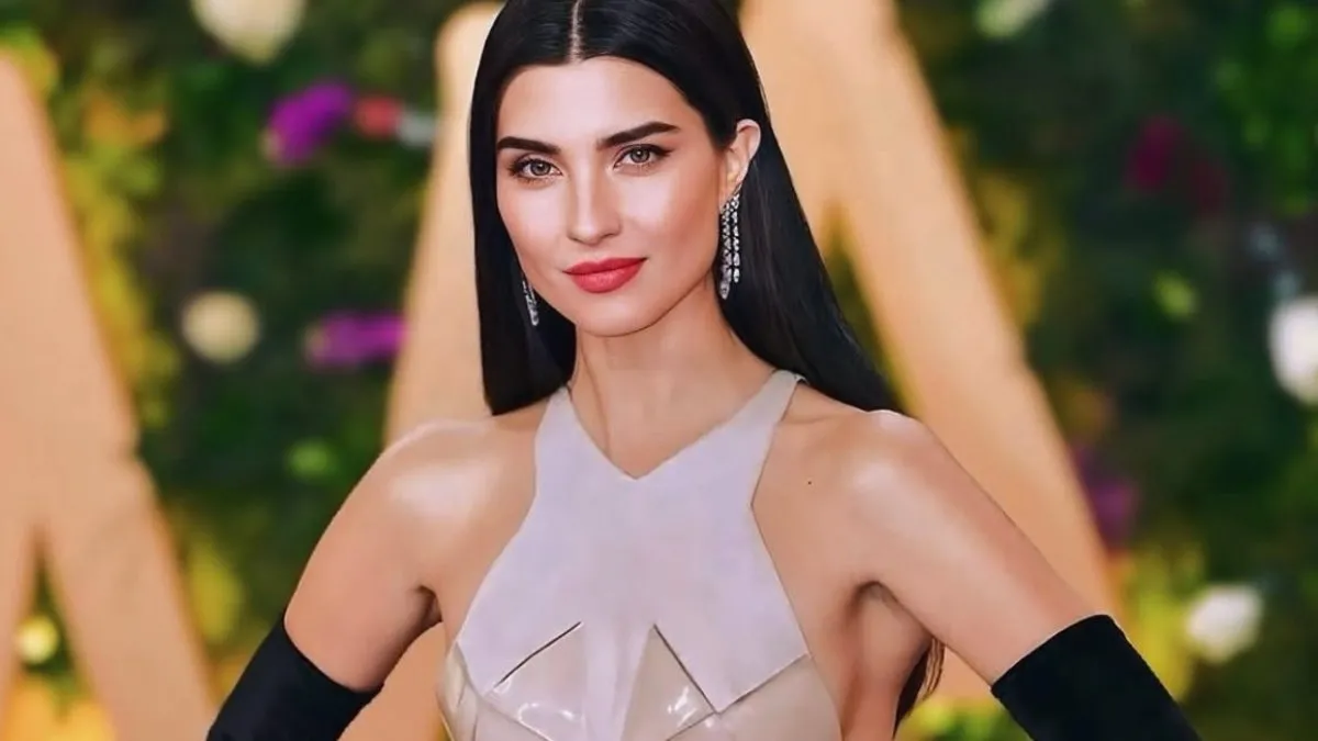 Joy Awards ödüllerine damga vurmuştu! O anlara beğeni yağdı: Tuba Büyüküstün büyüleyici güzelliğine böyle hazırlanmış…