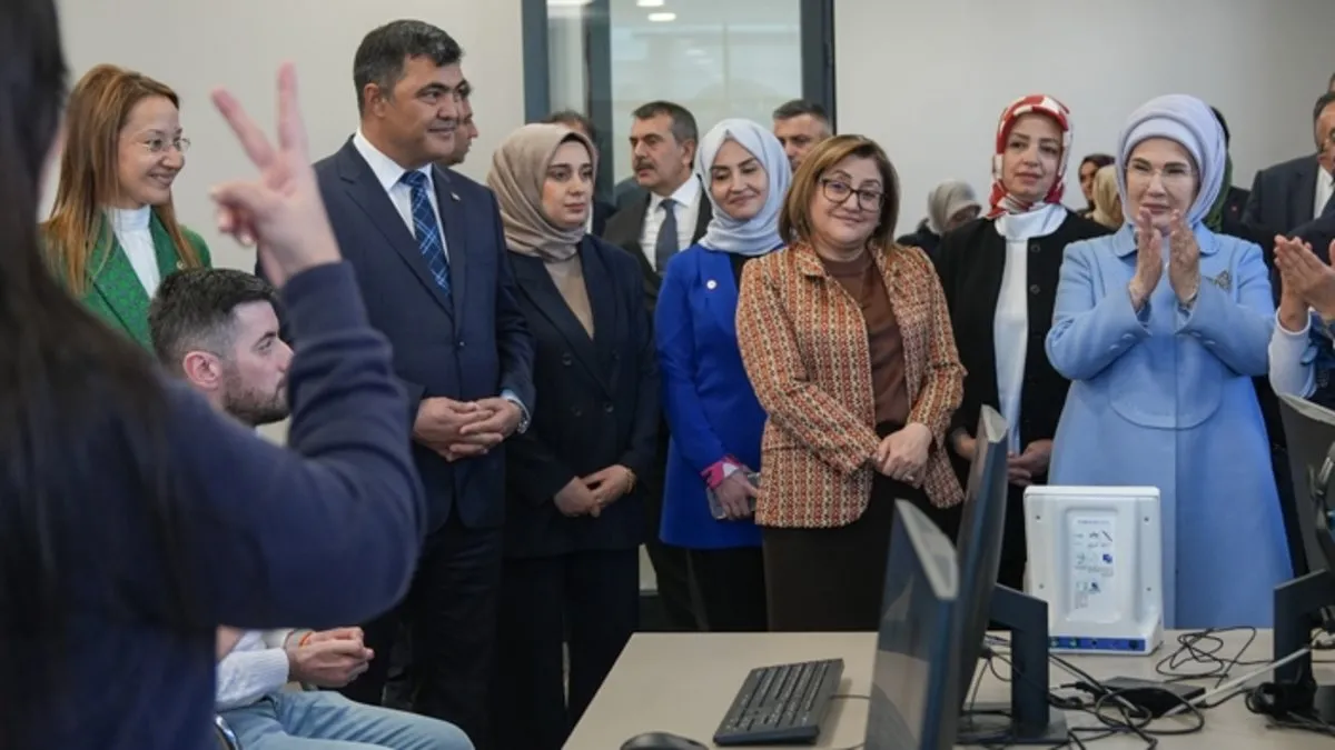 Emine Erdoğan, Gaziantep’te Şahinbey Millet Kütüphanesini ziyaret etti