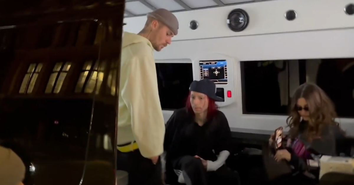 Justin Bieber’ın tuhaf stili: Pantolonu düştü, iç çamaşırı göründü