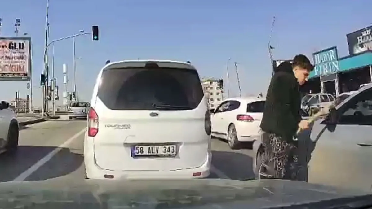 Trafikte tartıştı: Kırmızı ışıkta beyzbol sopasıyla saldırdı!