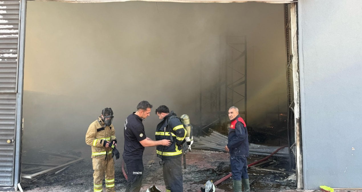 Cizre’de gıda imalathanesinin deposu yandı