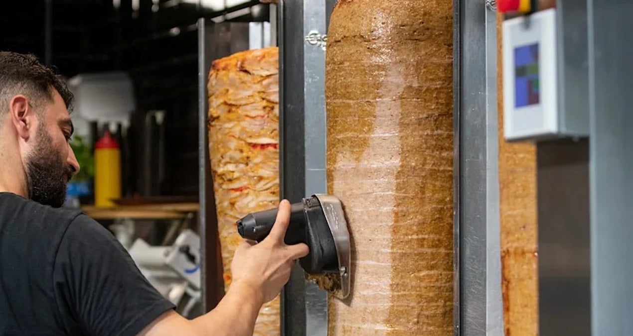 Aileler, kebapçı istemedi; öğrenciler ayağa kalktı